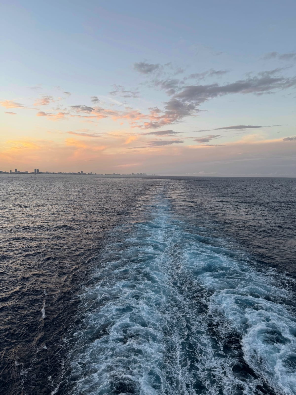 Kreuzfahrtschiff bei Sonnenuntergang auf dem Meer