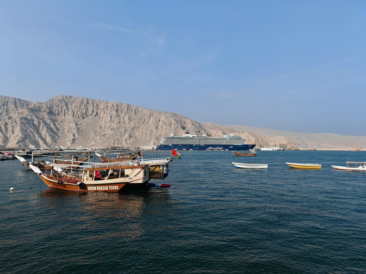 Mein Schiff im Hafen von Khasab