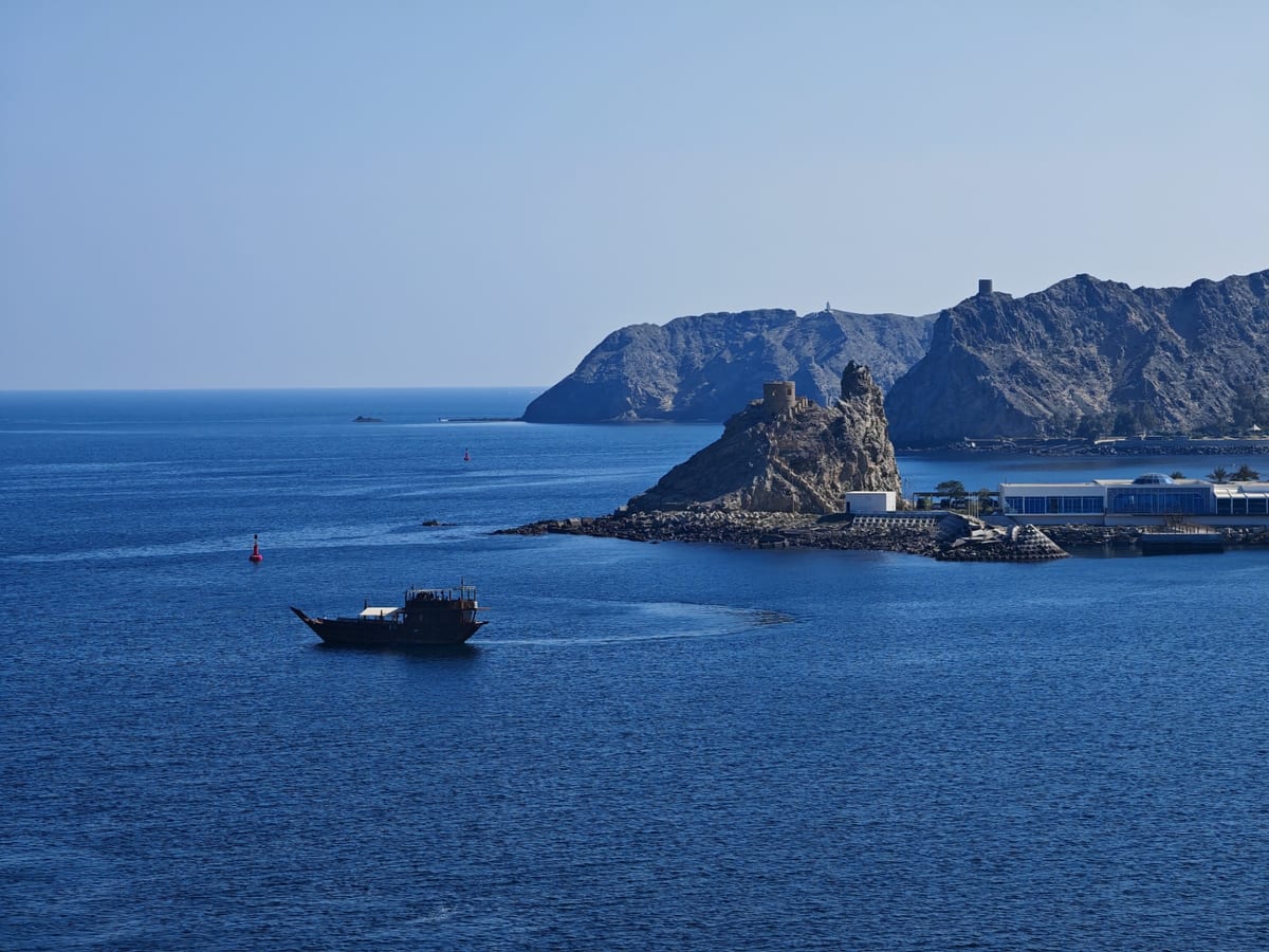 Küste von Muscat mit Festung
