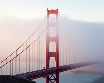 Golden Gate Bridge in San Francisco im Morgennebel