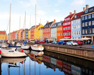 Kopenhagen Nyhavn mit bunten Häusern und Segelbooten
