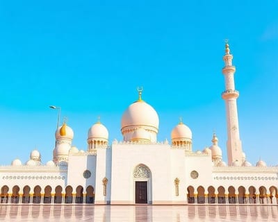 Weiße Moschee mit goldenen Kuppeln in Oman