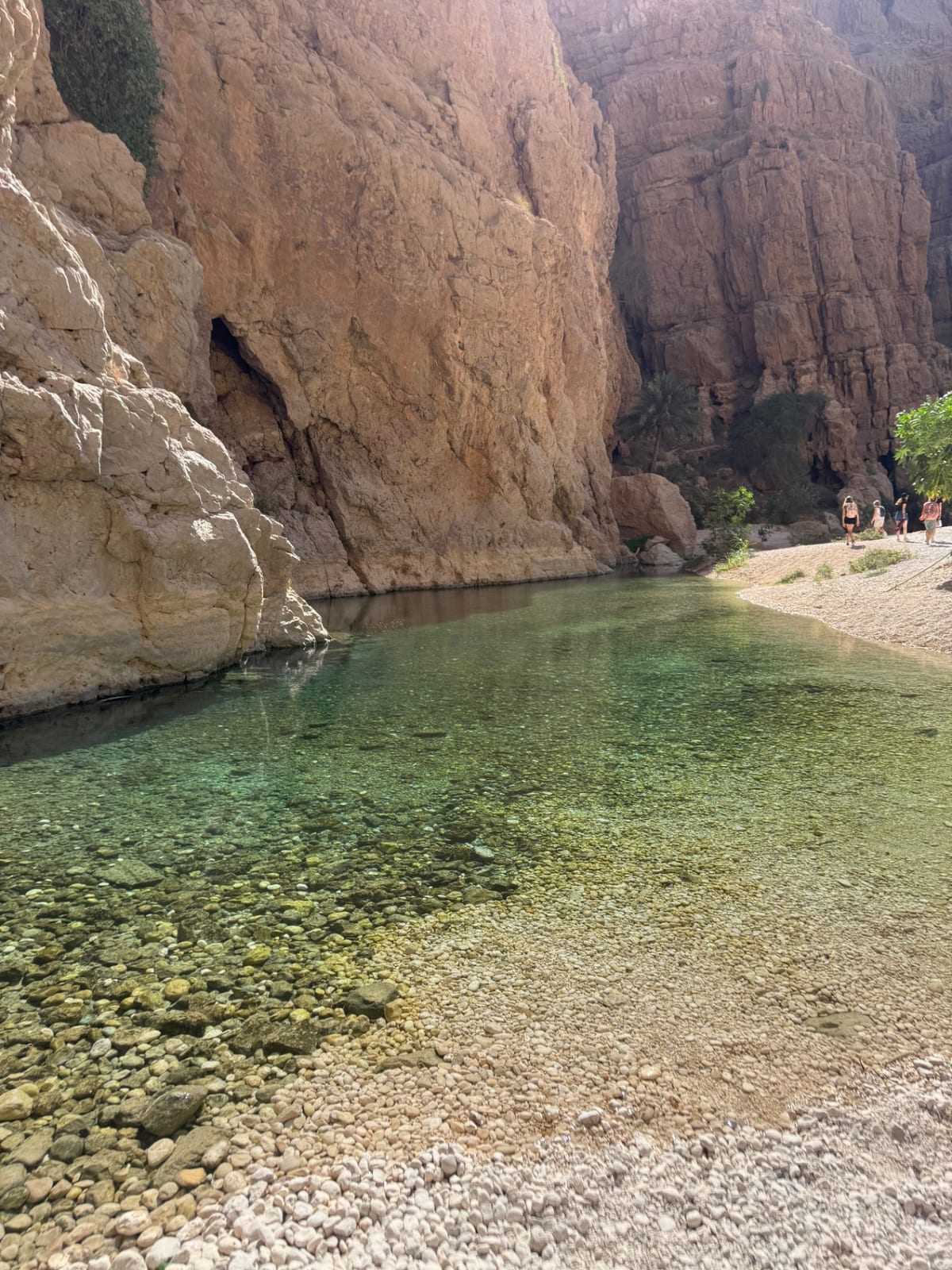 Kristallklares Wasser im Wadi